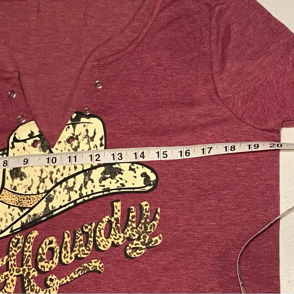 🐴Maroon 'Howdy' Graphic Tee - Picture 6 of 13
